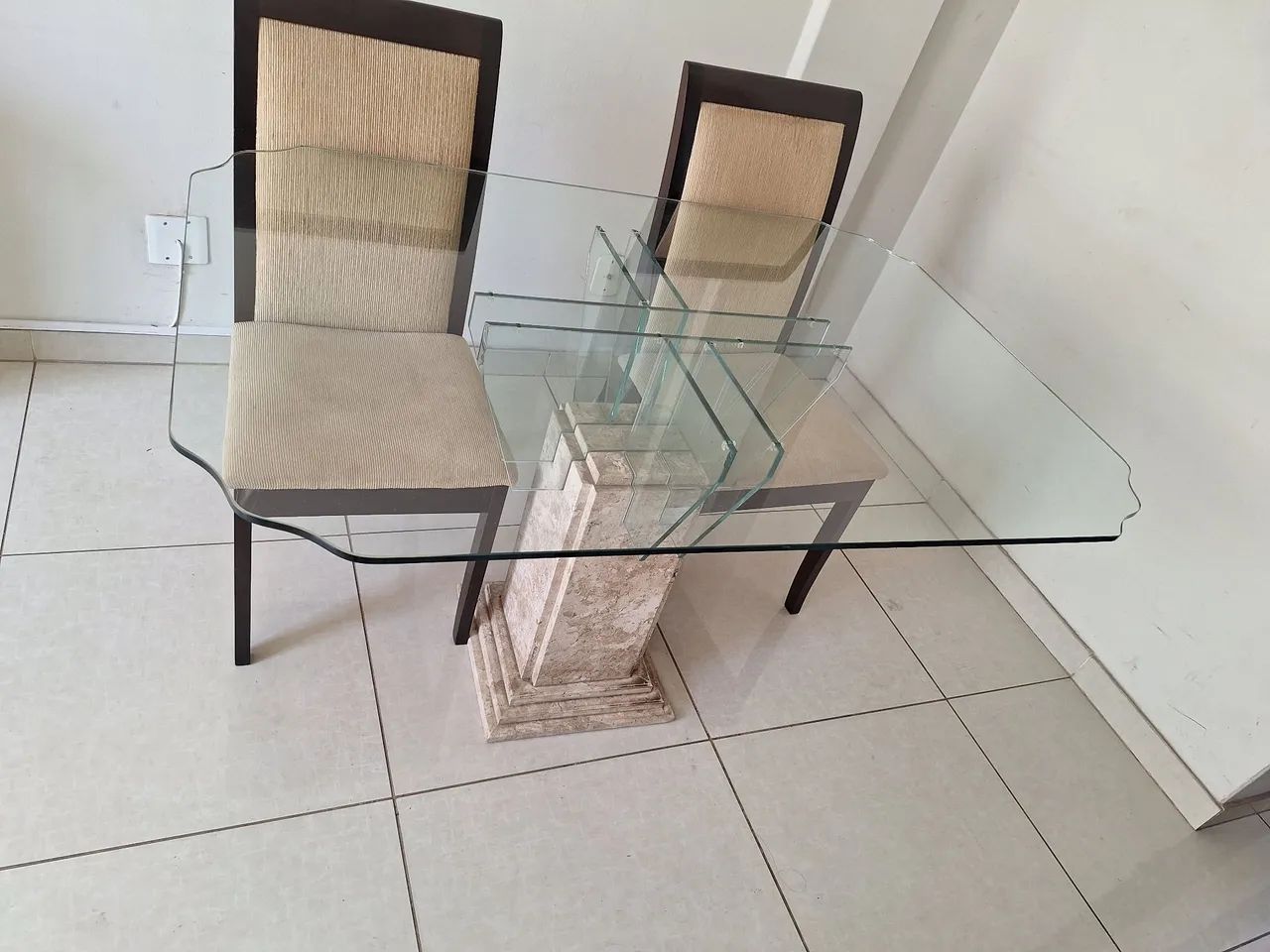 Mesa de Jantar de Vidro LAPIDADO cantos em "M" com 4 Cadeiras - Foto 2