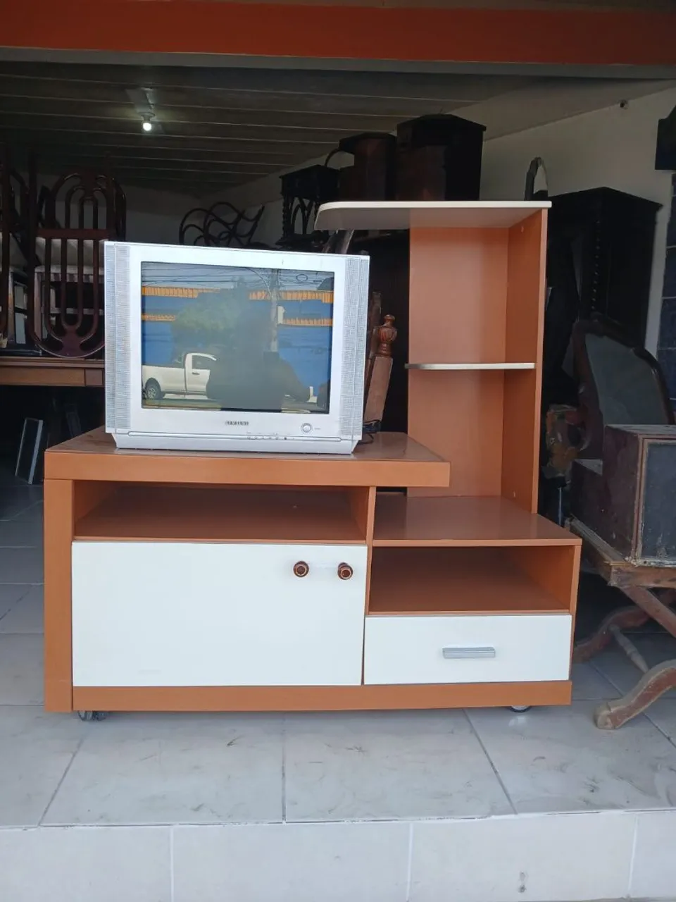 Rack para TV com 2 prateleiras e 1 gaveta