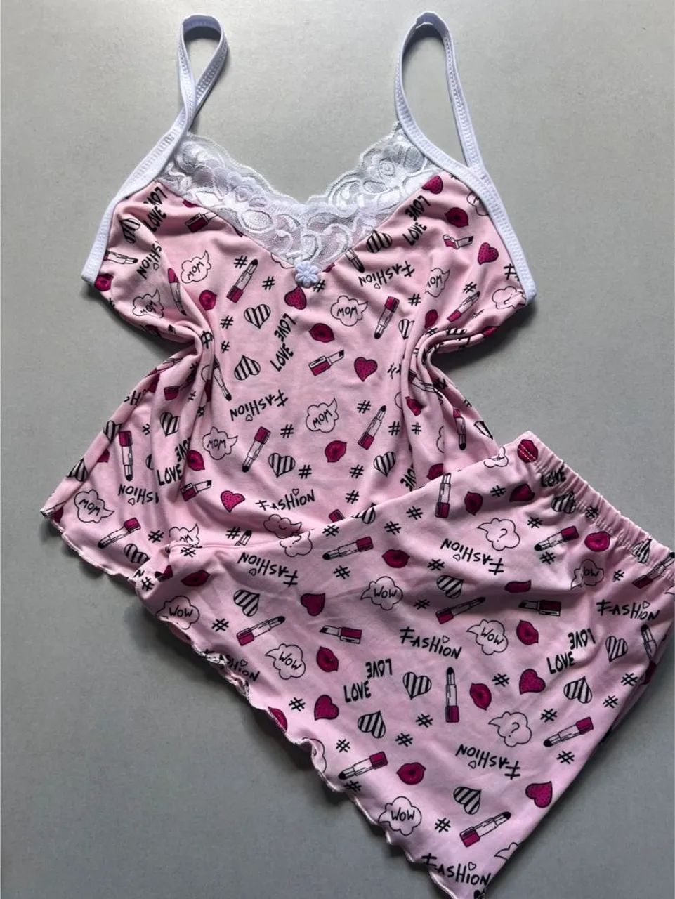 Conjunto de pijama rosa com estampa de moda e beleza