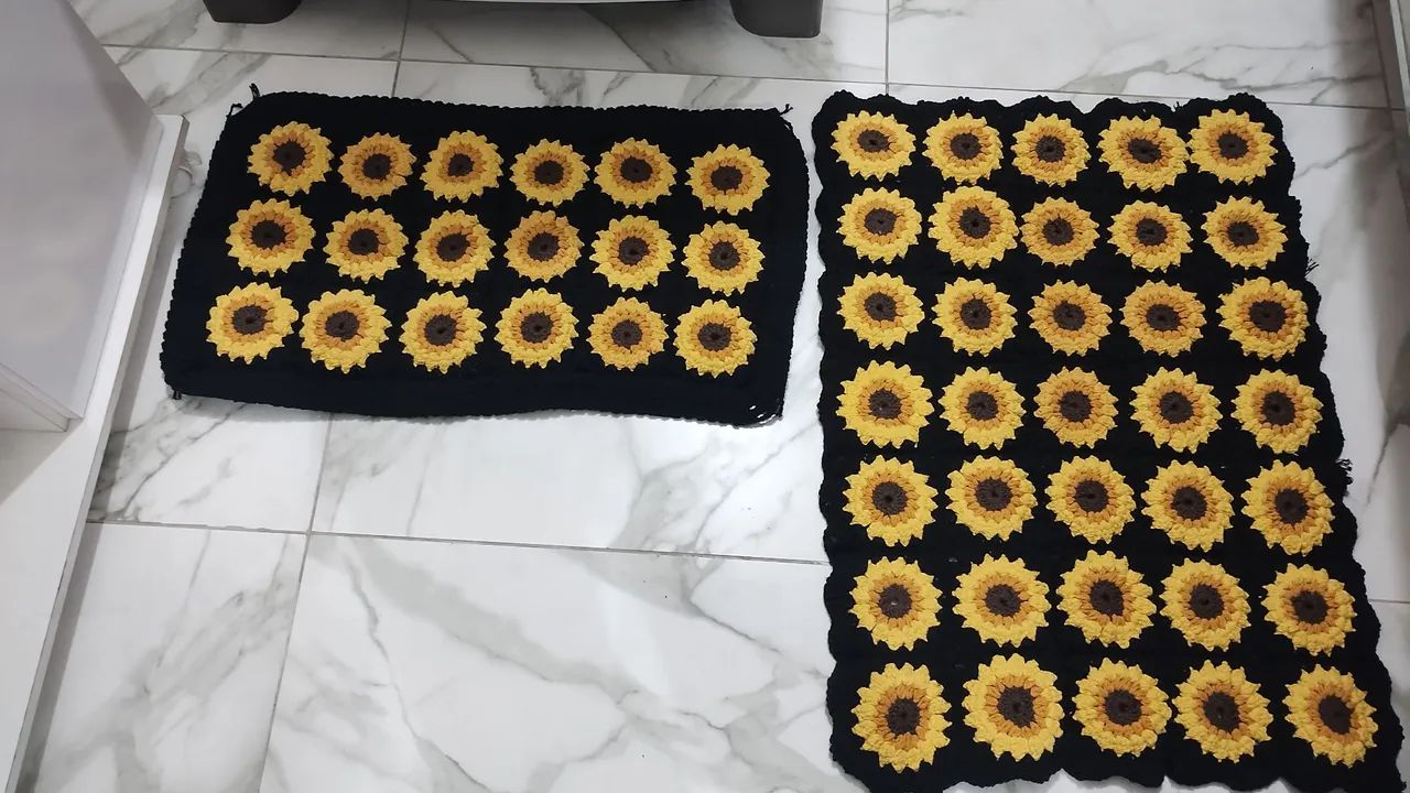 Colcha Crochê Bege e Preto e tapetes  - Foto 6