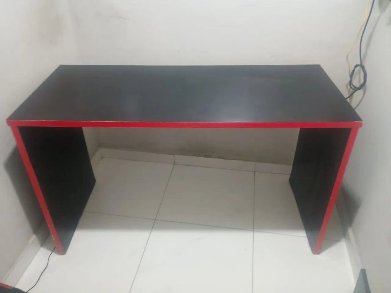 Mesa Gamer Preta com Detalhes Vermelhos