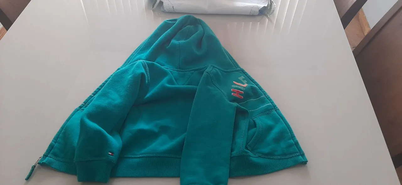 Casaco de Moletom Tommy Hilfiger - Verde, e casaco de moletom cinza GAP(ambos 2 anos)