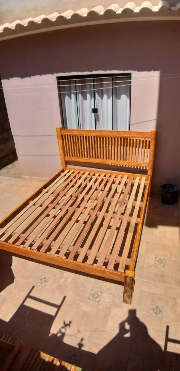 Cama de madeira maciça reforçada peroba rosa.