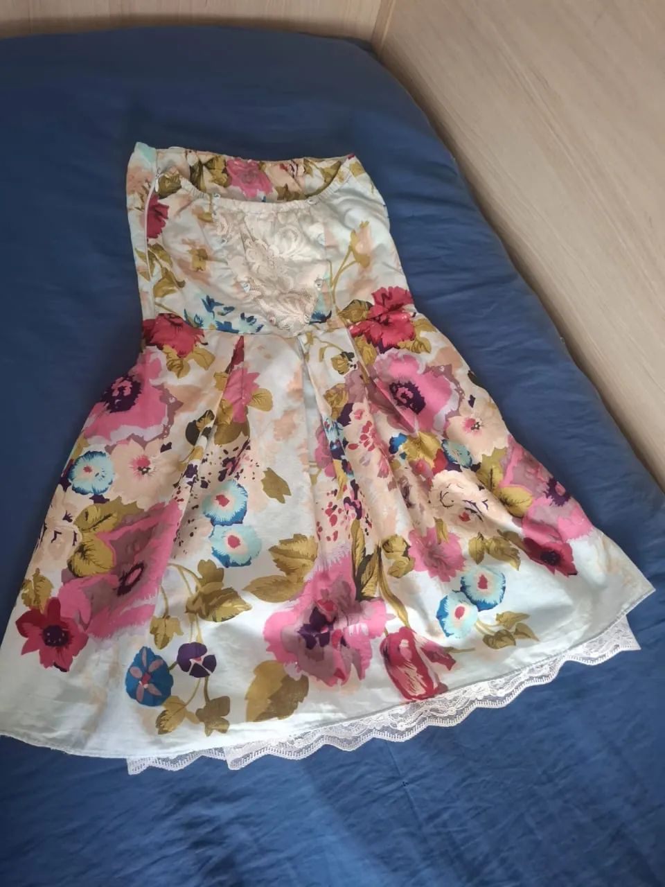 Vestido curto tomara que caia floral com renda