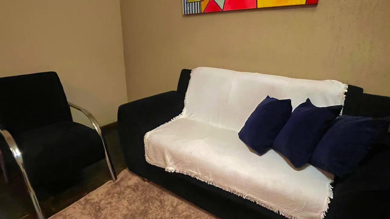 Conjunto de sofá e poltrona de veludo - Foto 2