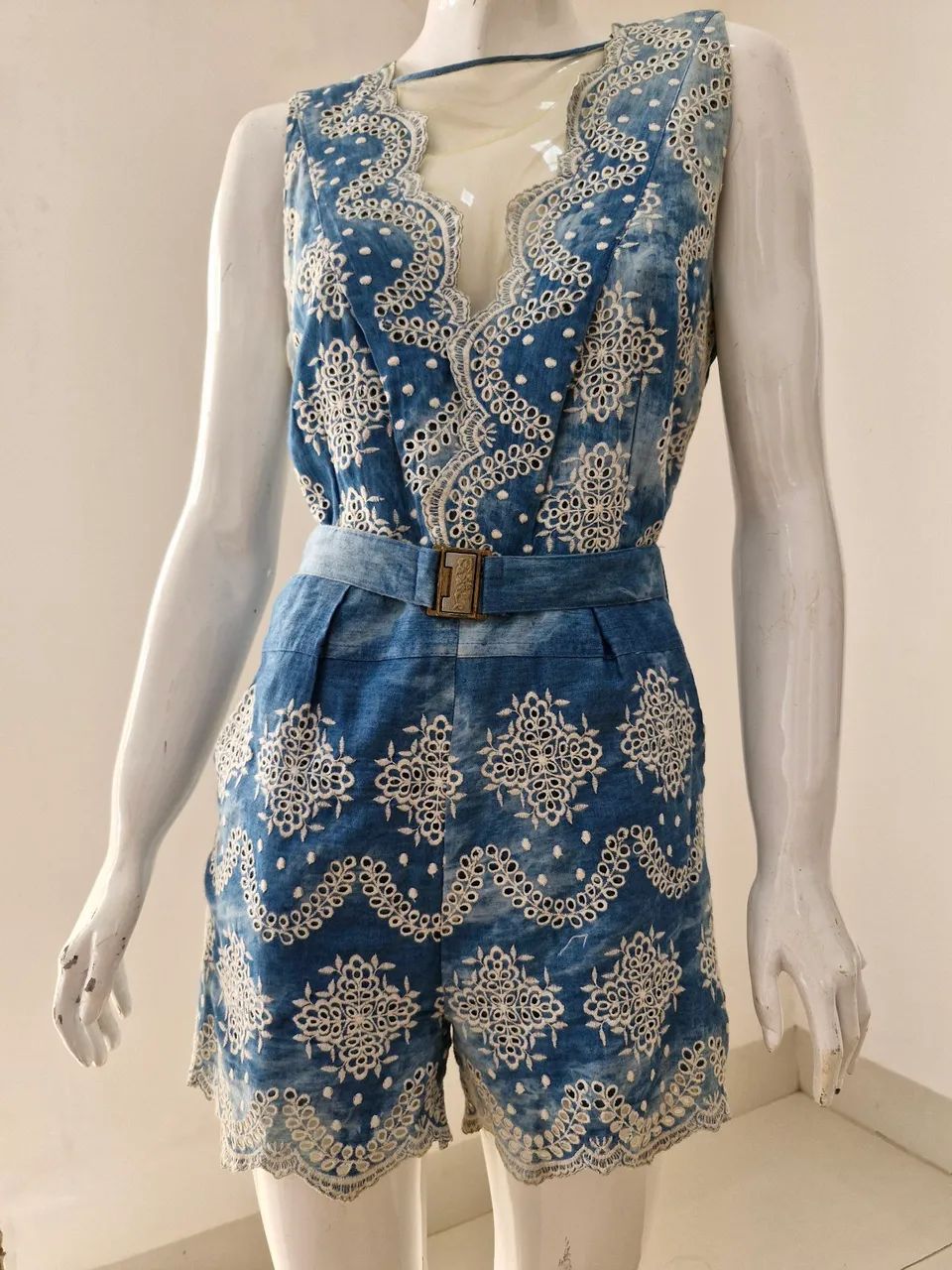 Macacão Jeans com Detalhes em Renda - Foto 4