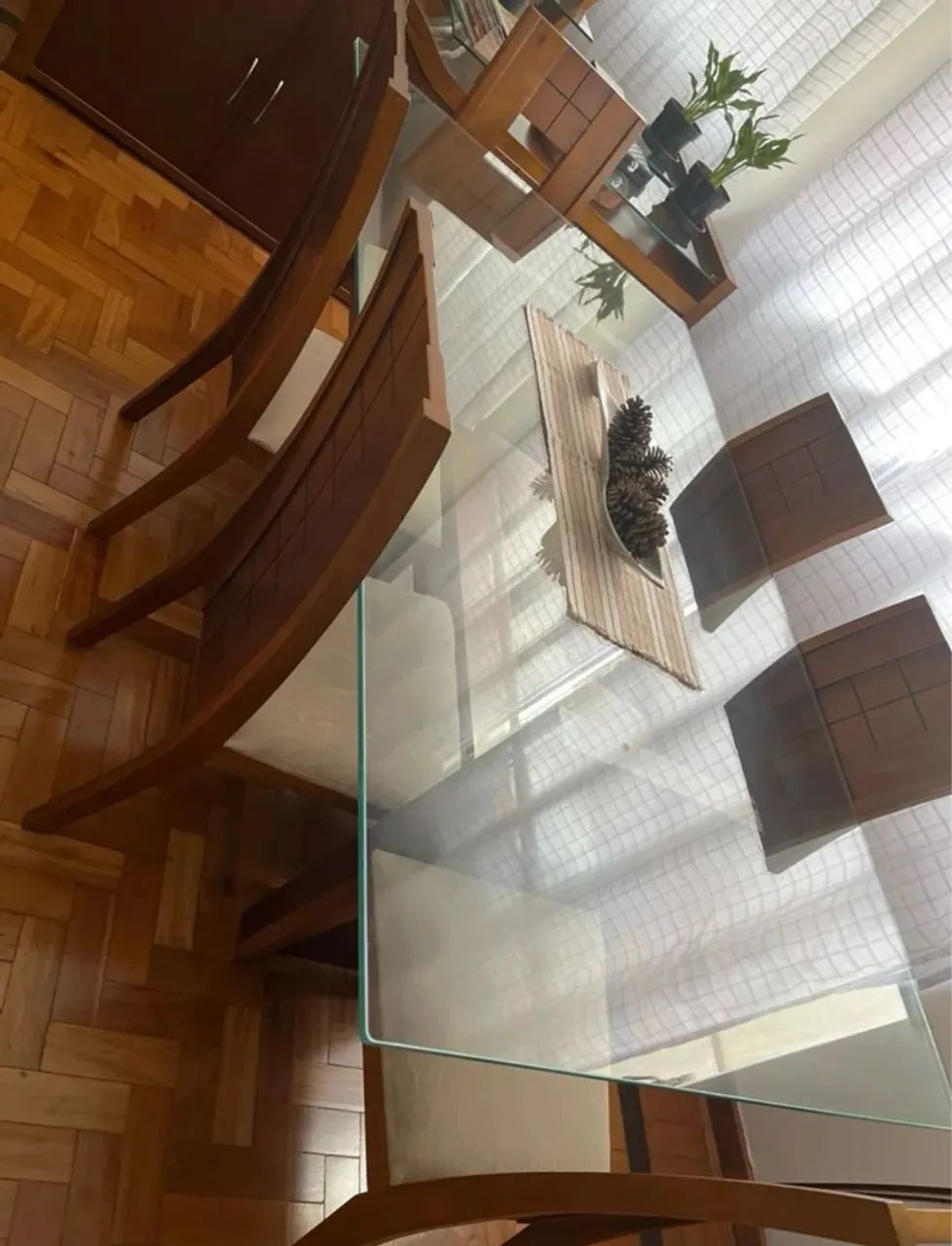 Mesa de jantar com tampo de vidro e cadeiras - Foto 2