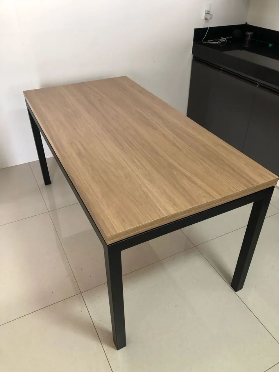 Mesa de Jantar Moderna com Estrutura Metálica