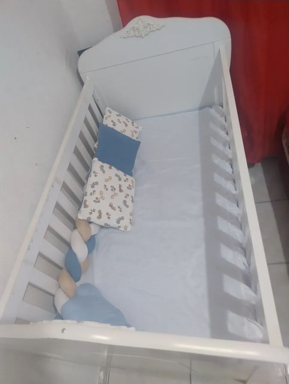 Berço de bebê usado com colchão e com kit berço em ótimo estado  - Foto 3