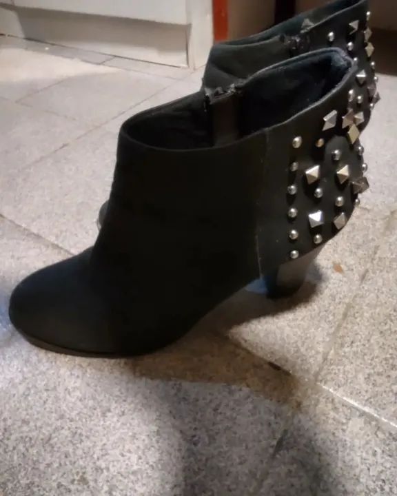 Botas pretas com tachas - Foto 3