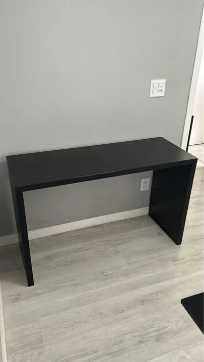 Mesa Tok&Stok modelo CM Find em MDF e MDP. Seminova, pouco utilizado. 