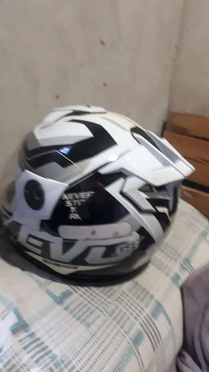 Capacete Evolve Branco e Preto