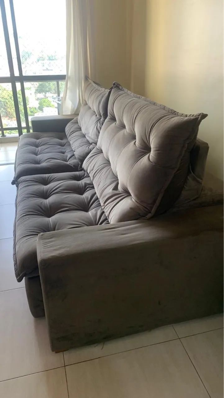 Sofá Cinza Confortável e Elegante