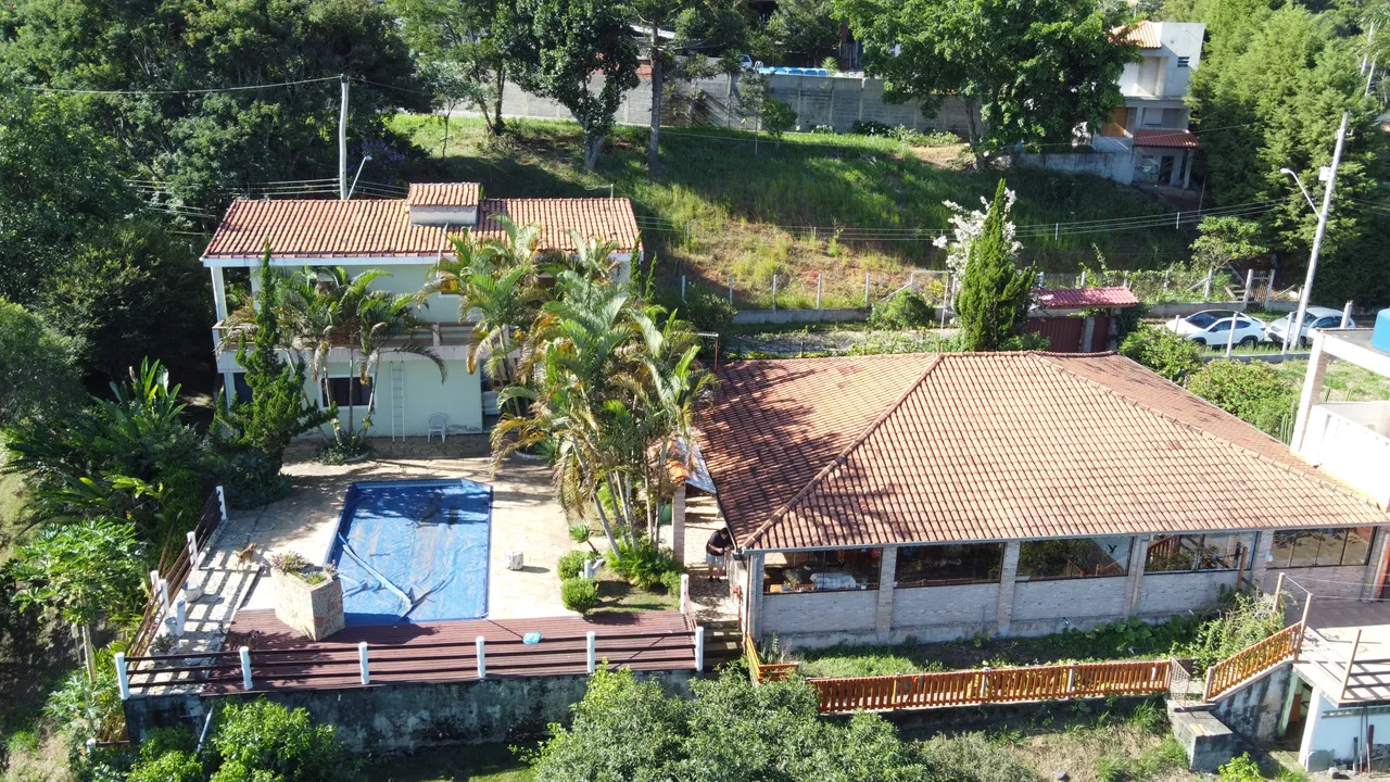 Imóvel para aluguel possui 450 metros quadrados com 2 quartos em Parque Agrinco - Guararem