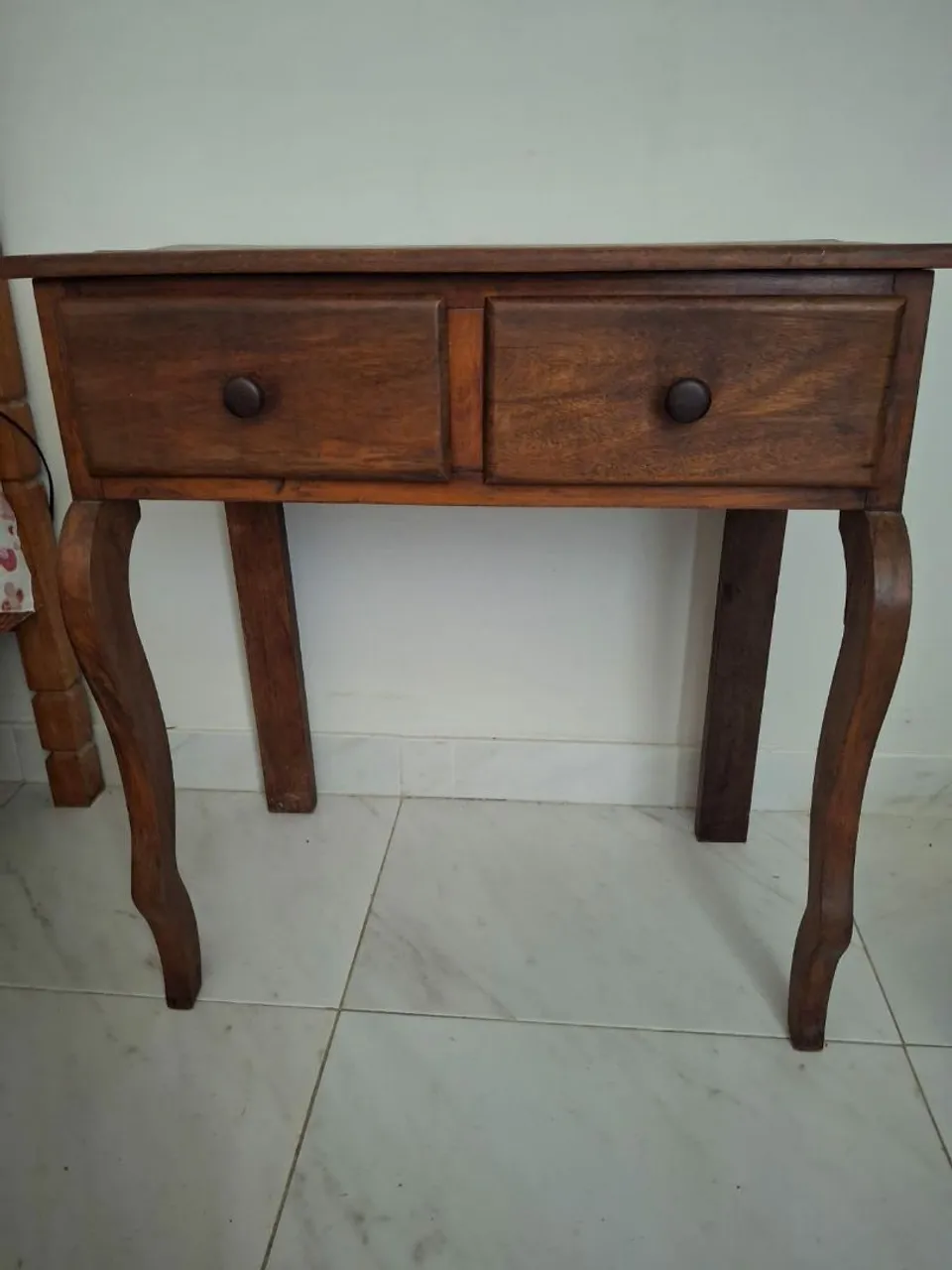 Mesa de canto de madeira com gavetas