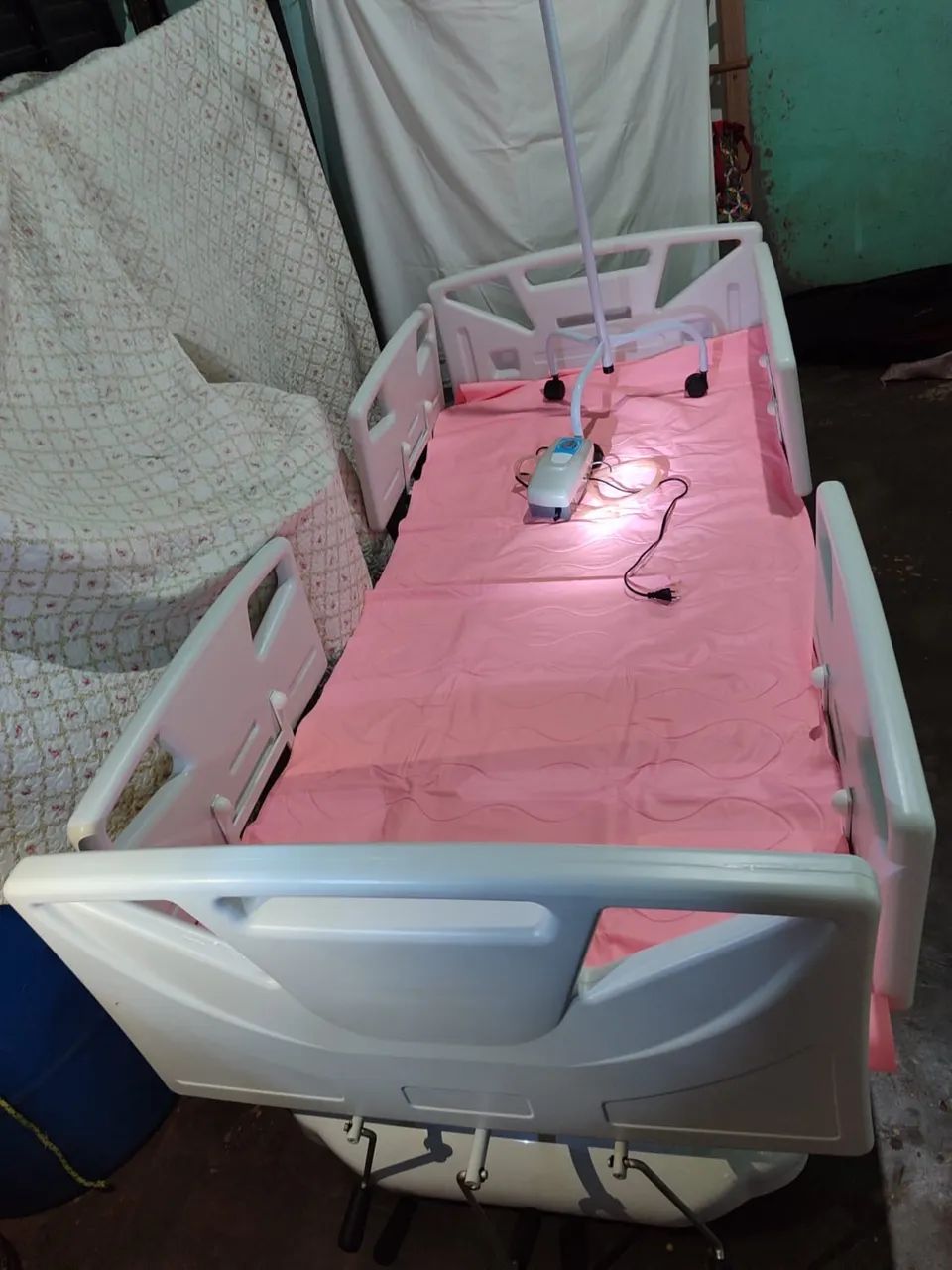 Cama hospitalar + colchão pneumático anti-escaras + suporte de soro 