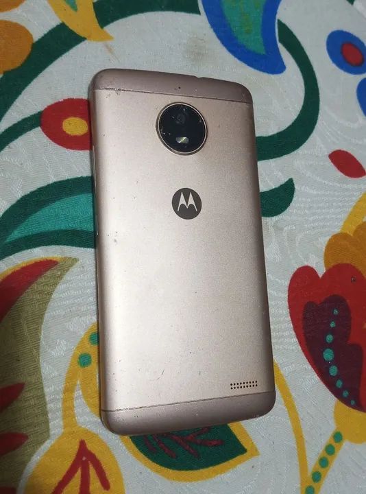 Smartphone Moto E4  - Dourado 16 gigas funcionando perfeitamente bateria boa  - Foto 2