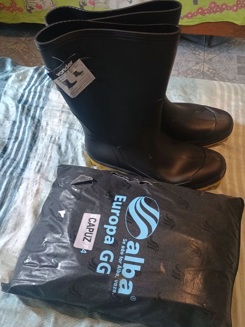 Bota para motoqueiro Wonder e uma capa de chuva da Alba com capuz.