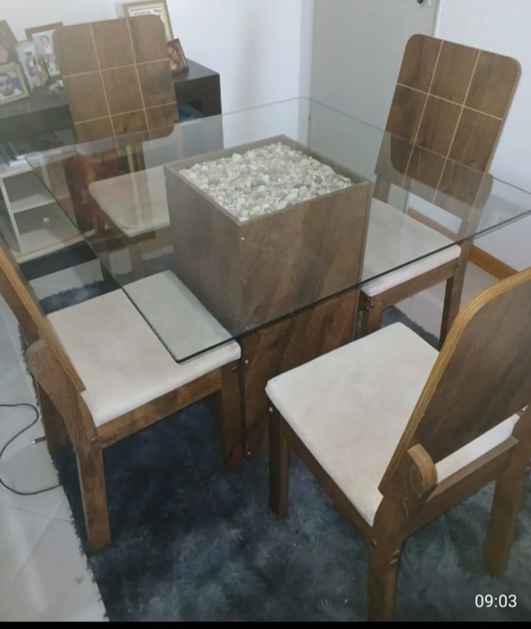 Mesa de jantar com tampo de vidro e 4 cadeiras