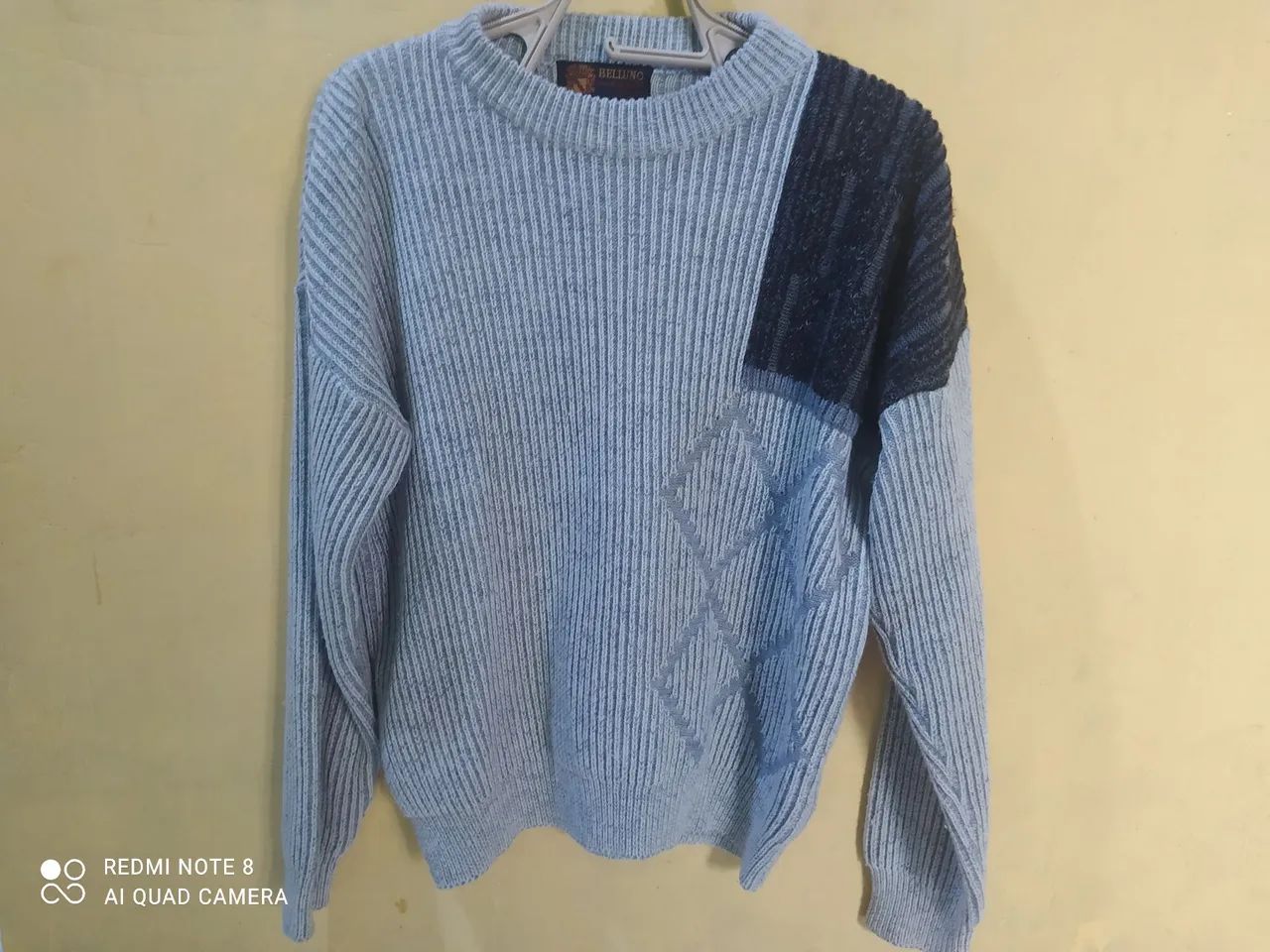 Suéter de lã azul com detalhe