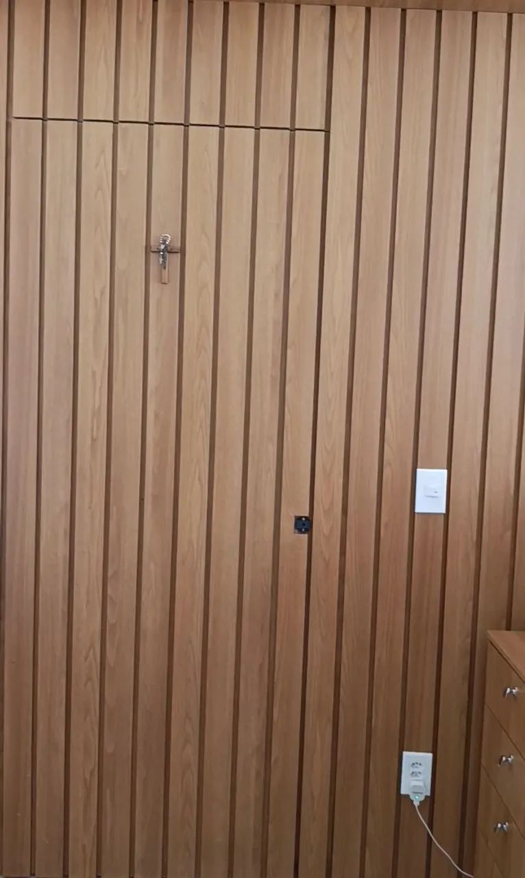 Painel ripado em MDF com porta embutida