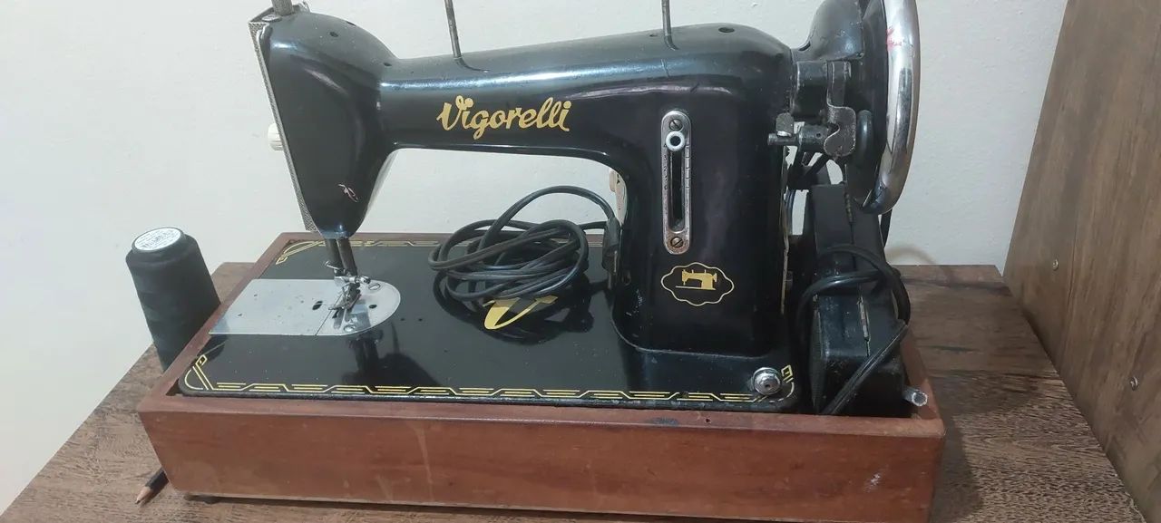 Maquina de costura semi nova completa portátil completa por apenas 400,00 p sair HOJE!!!