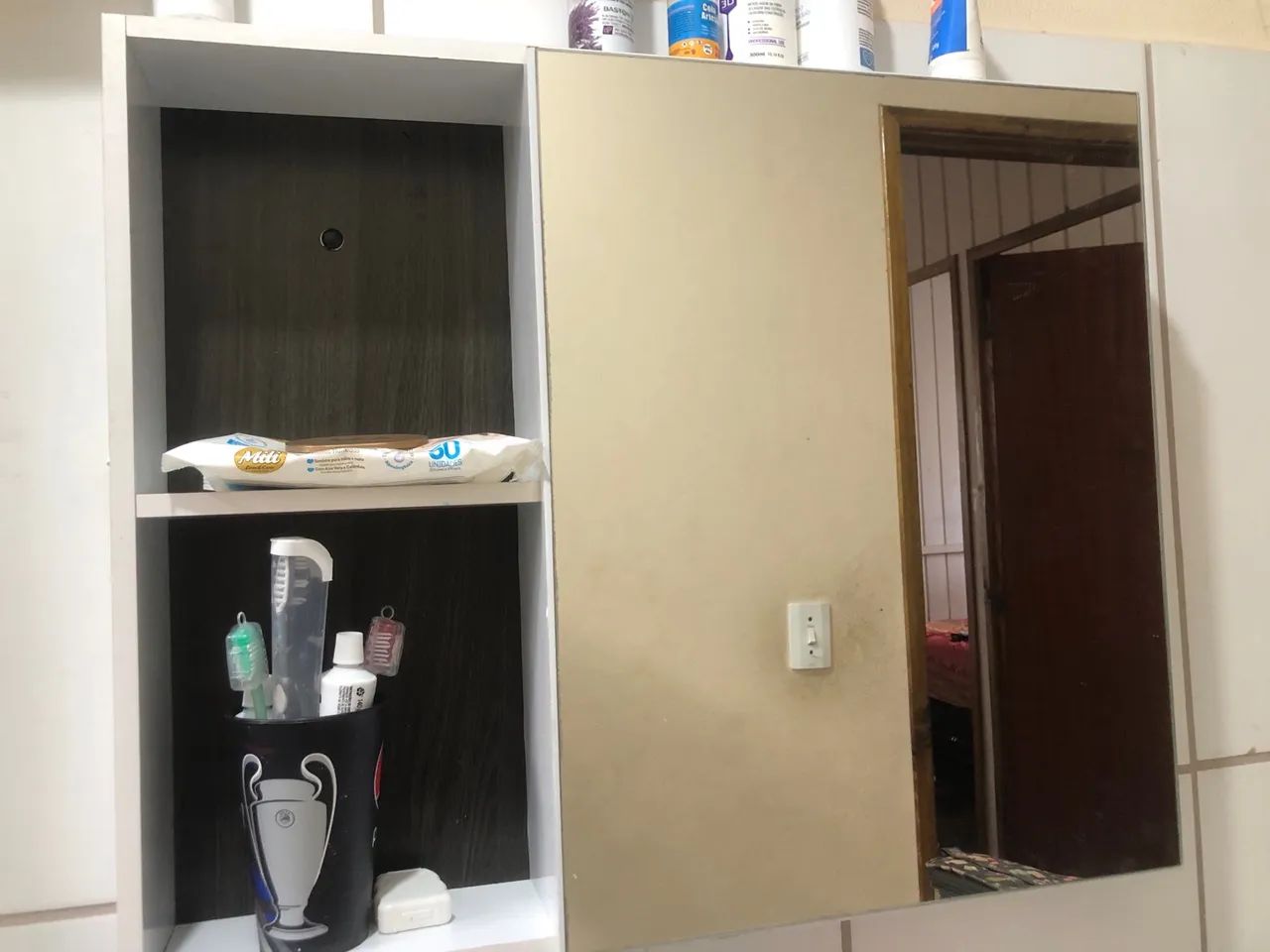 Armário de banheiro com espelho.