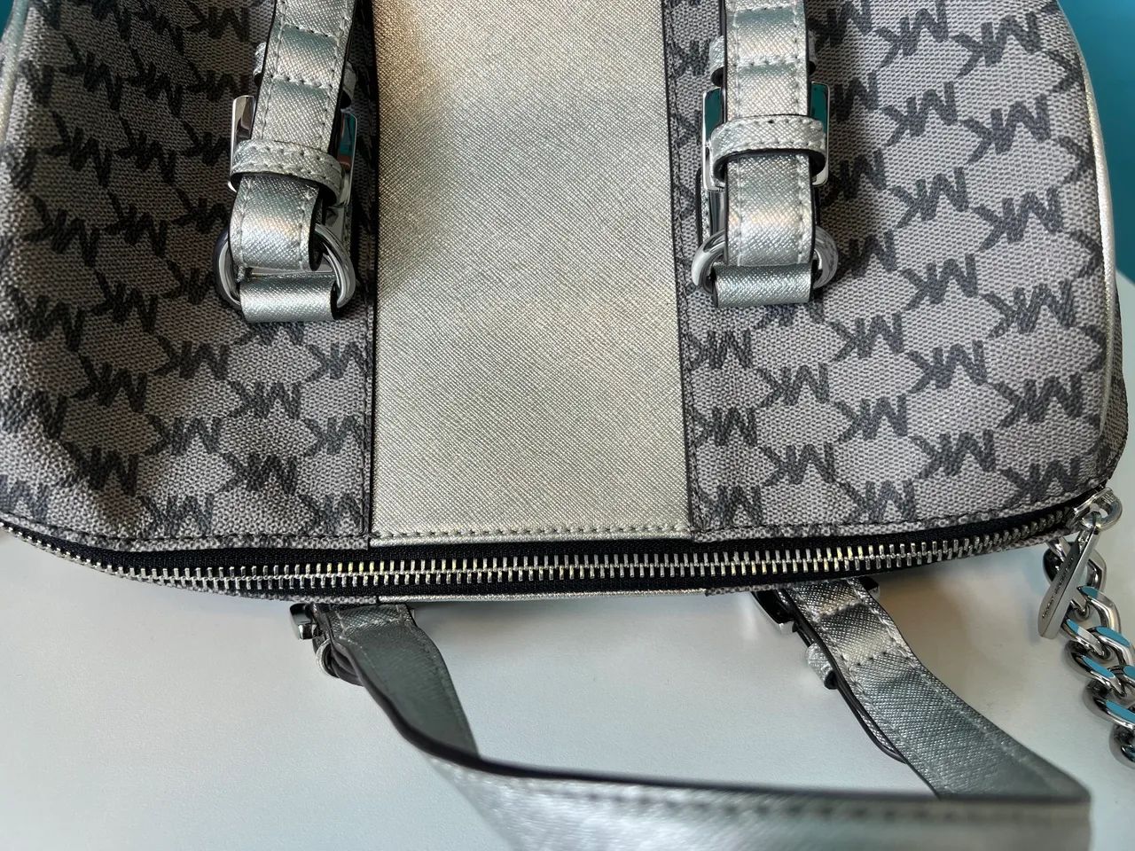 Bolsa Michael kors cinza  - Foto 5