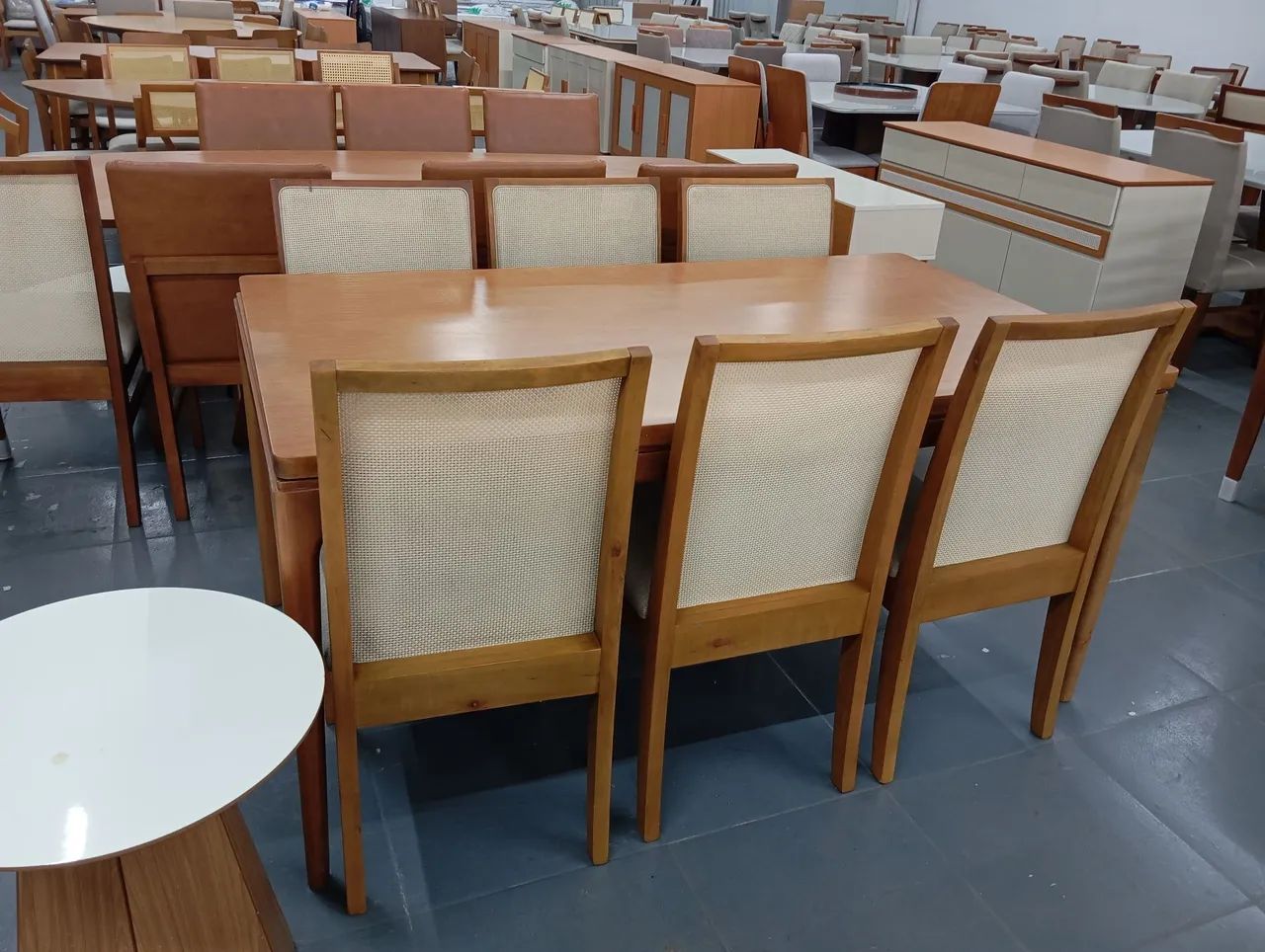 Mesa nova e com cadeiras de madeira, a pronta entrega  - Foto 2
