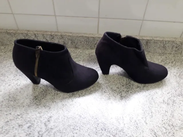 Par de Botas em Camurça na cor preta,  Nº35, Cano Curto, estado de novo, nunca foi usado.