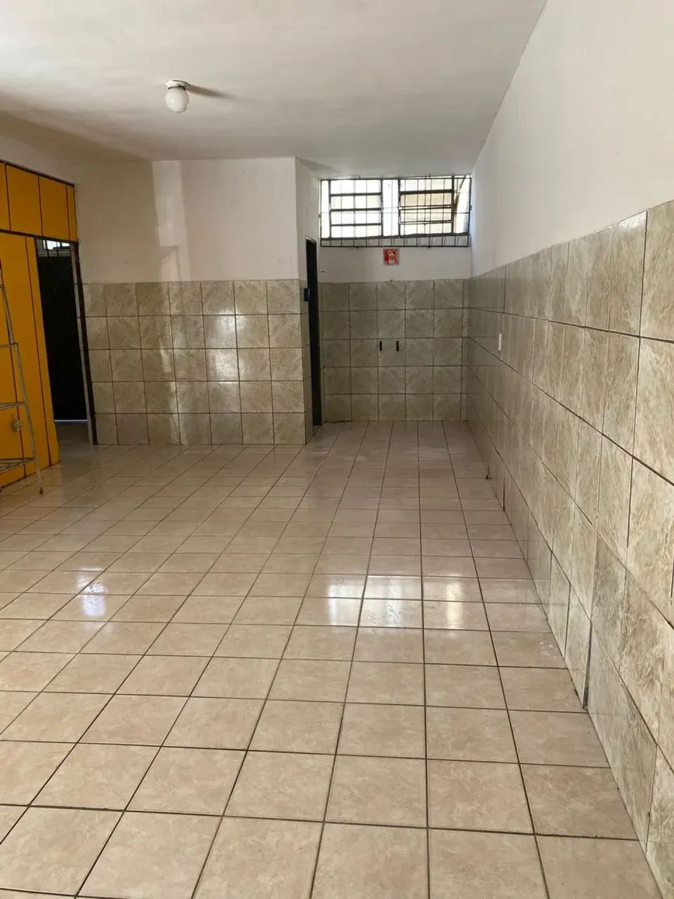 Loja térrea com estacionamento frontal, aproximadamente 50 m2 com 01 banheiro - Foto 5