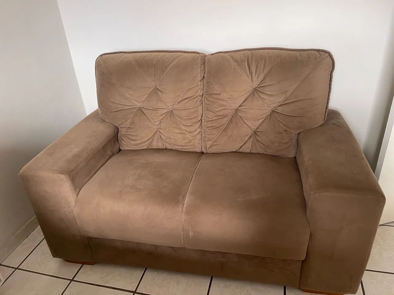 SOFÁ MARROM 2 LUGARES (Impecável)