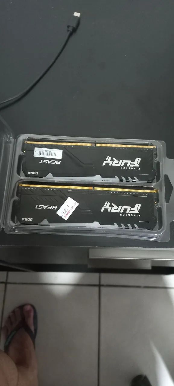 2 PENTES DE MEMÓRIA RAM KINGSTON FURY (COM DEFEITO)