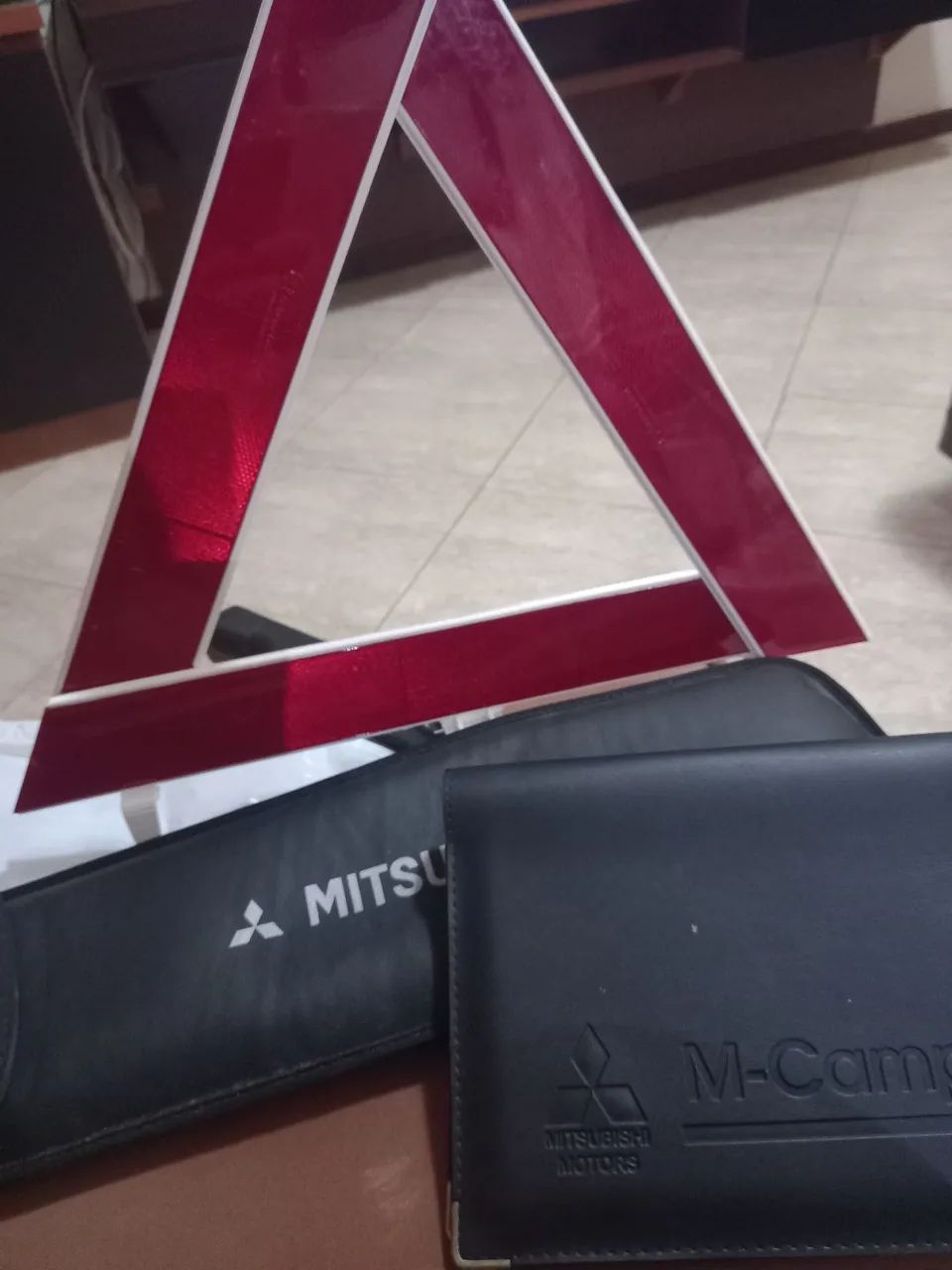 Manual e triangulo do Mitsubishi Airtrek - Foto 2