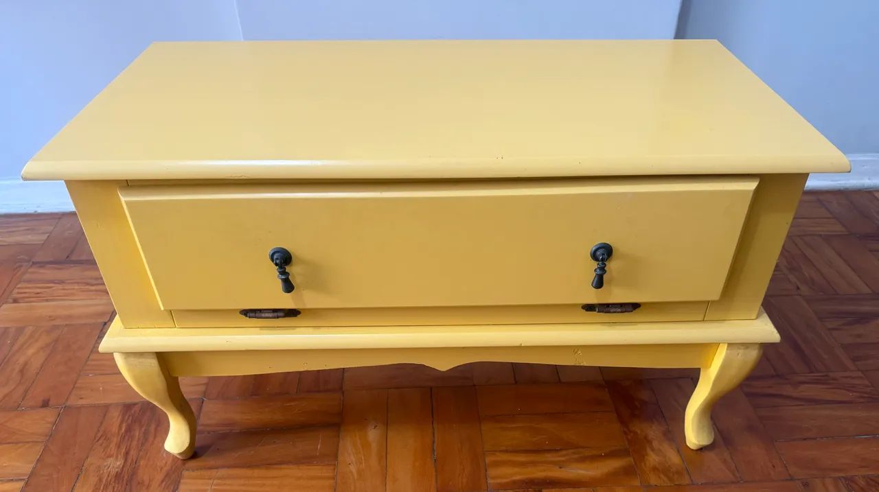 Móvel retrô amarelo
