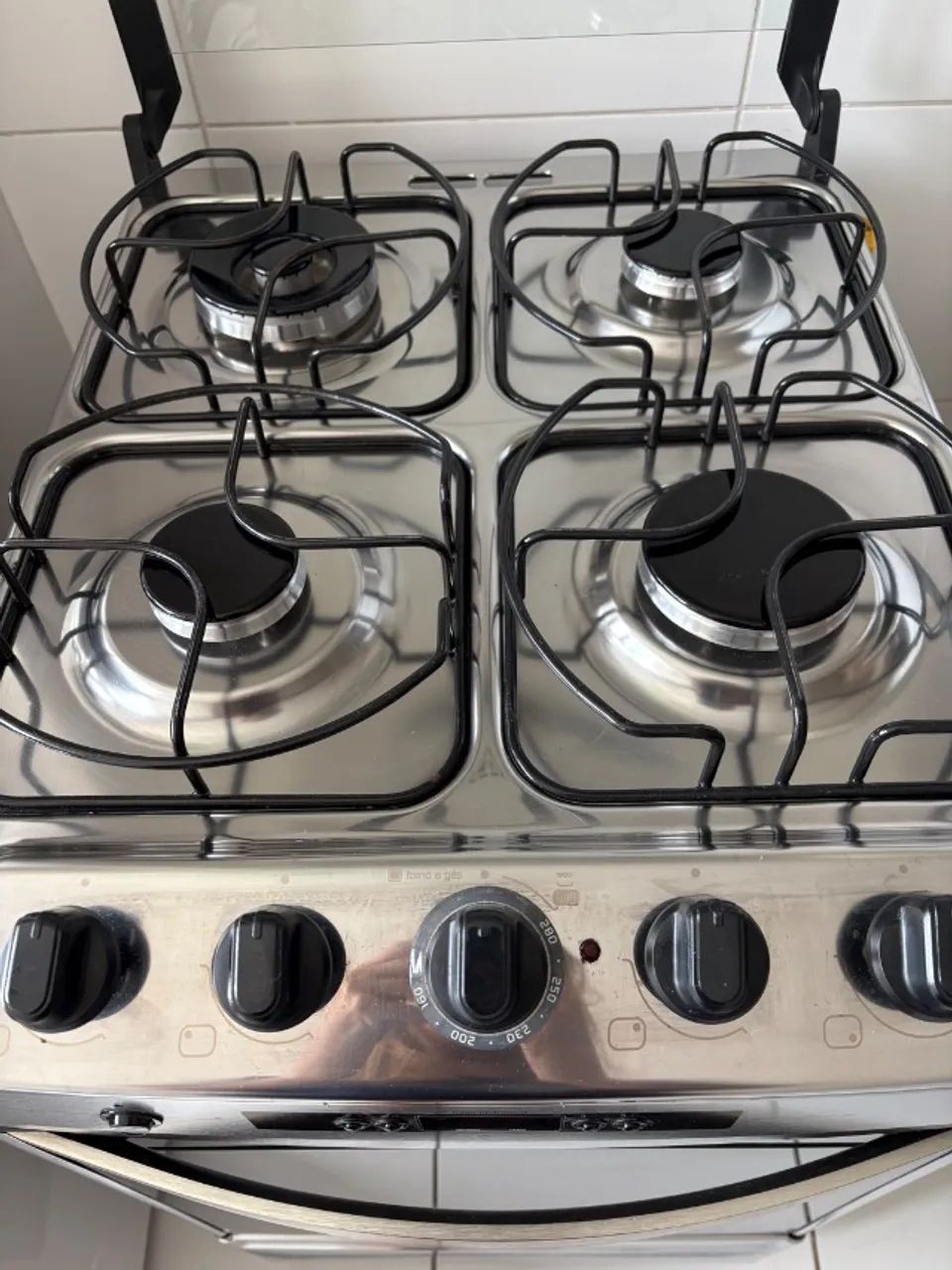 Fogão Brastemp 4 bocas acabamento em inox forno com duas prateleiras - Foto 3