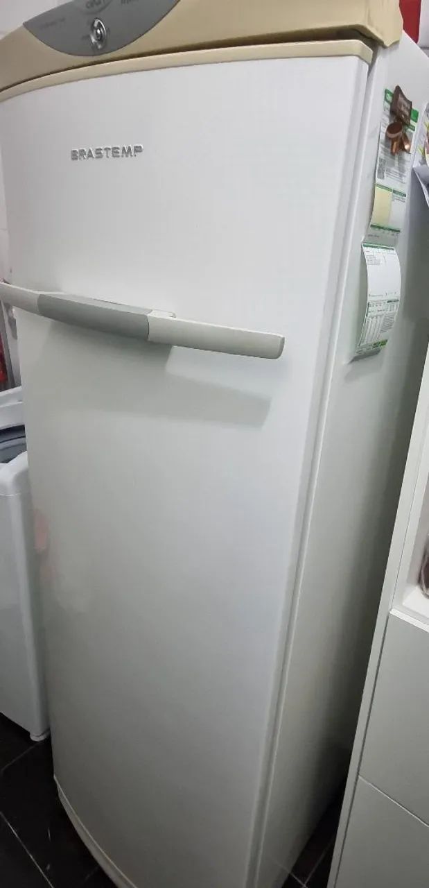 Geladeira em bom estado de conservação 