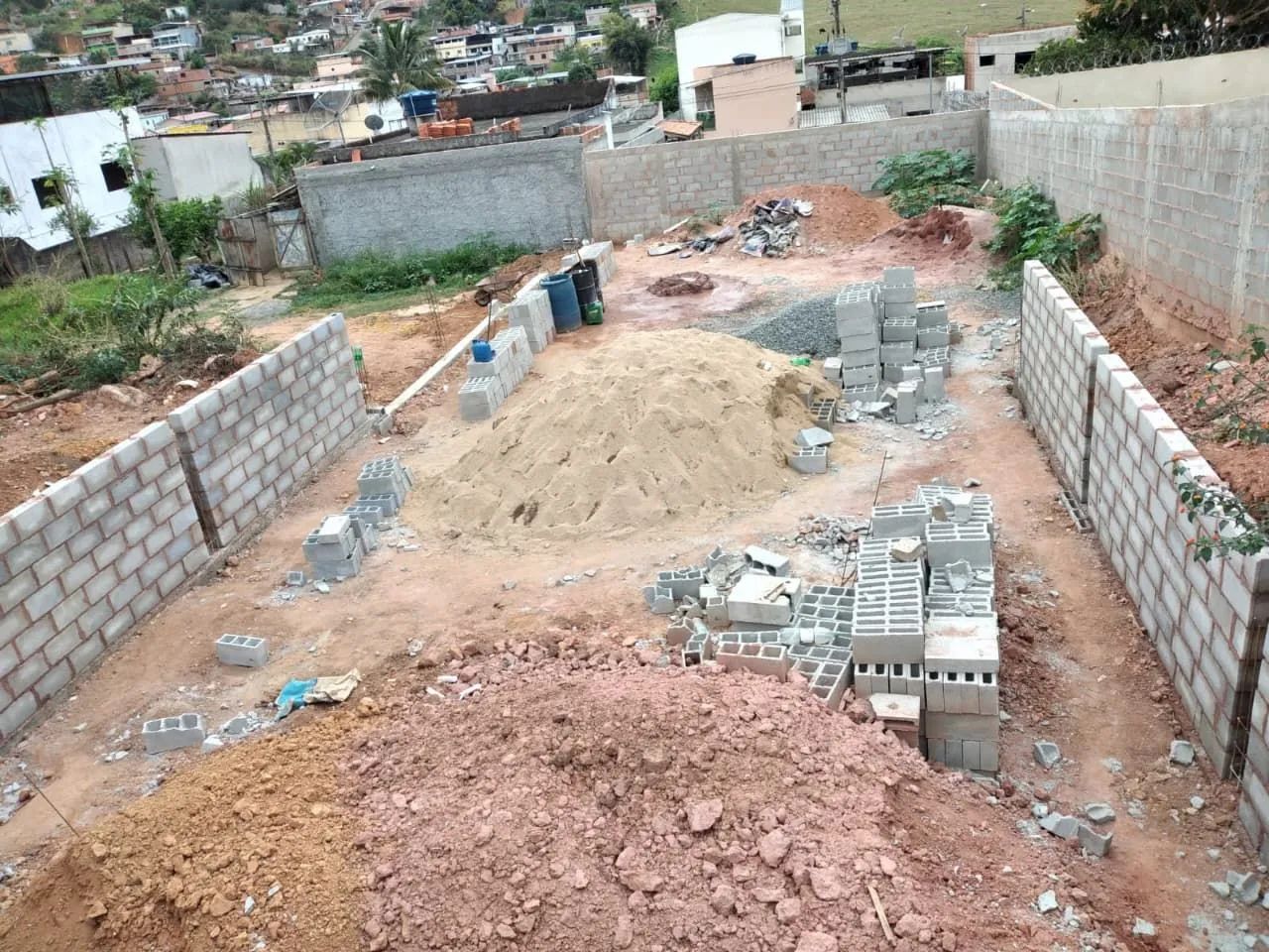 Terreno com base pronta para 3 casas 