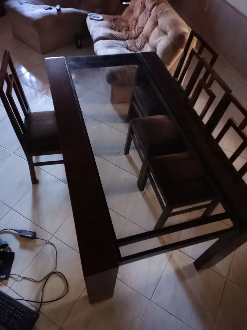 Mesa de madeira com tampo de vidro