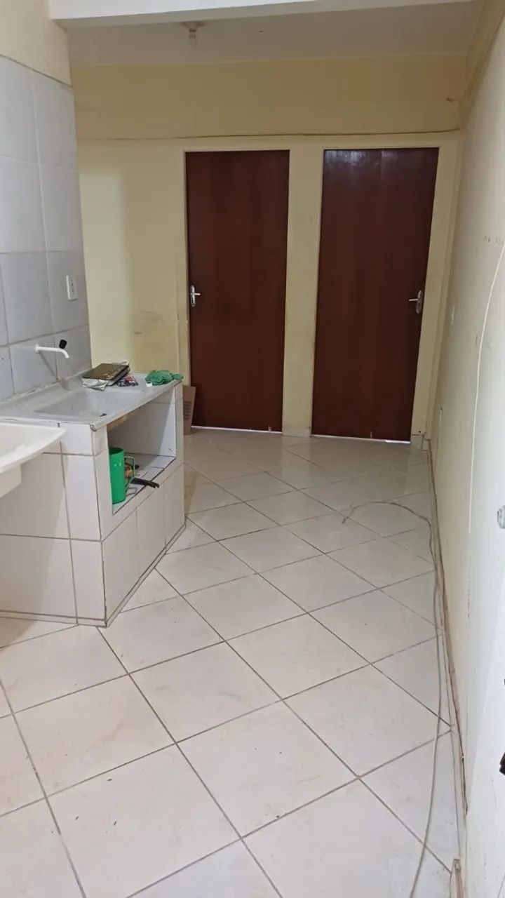 Alugo apt  Pqueno 2 quartos QS 122 Samambaia. Prédio comercial.  