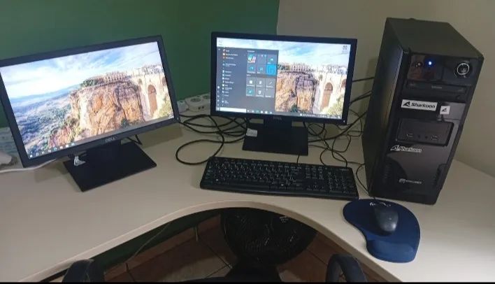 Computador de mesa completo com dois monitores 