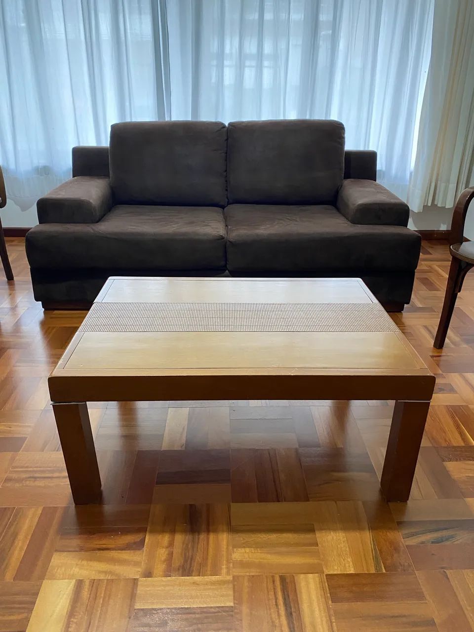 Mesa de centro 100% madeira, com detalhe no tampo