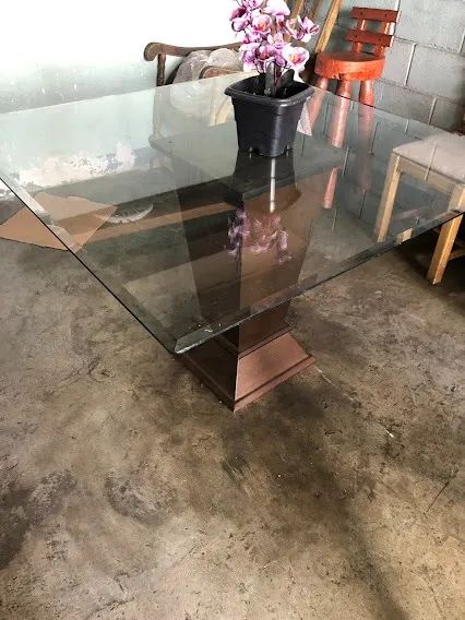 Mesa com base de madeira e tampo de vidro bisotado 