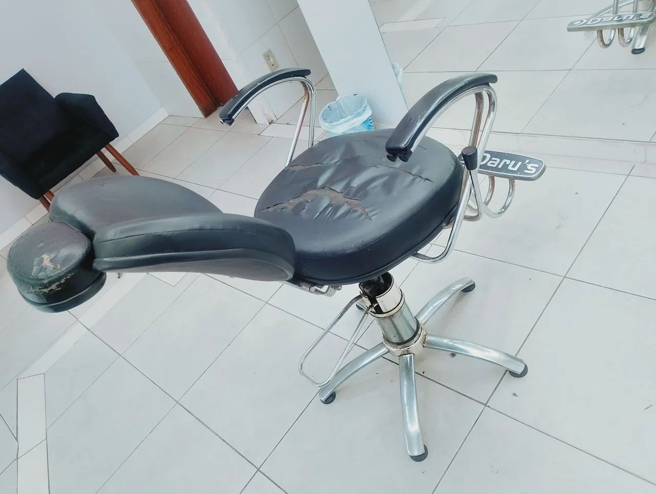 Vendo Cadeira reclinavel barbearia  - Foto 2