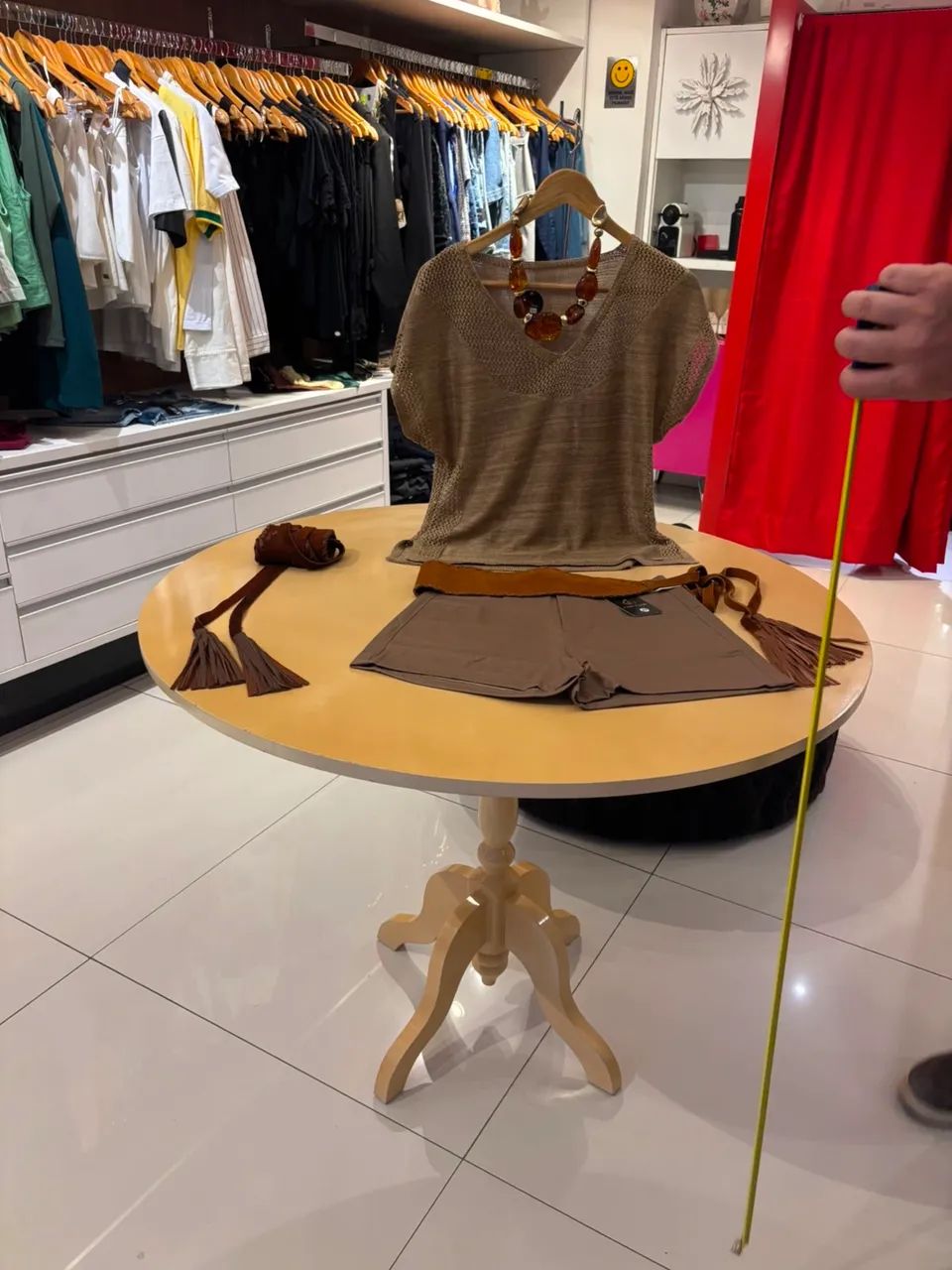 Mesa, Puff, bancada de vendas e espelho retrô 