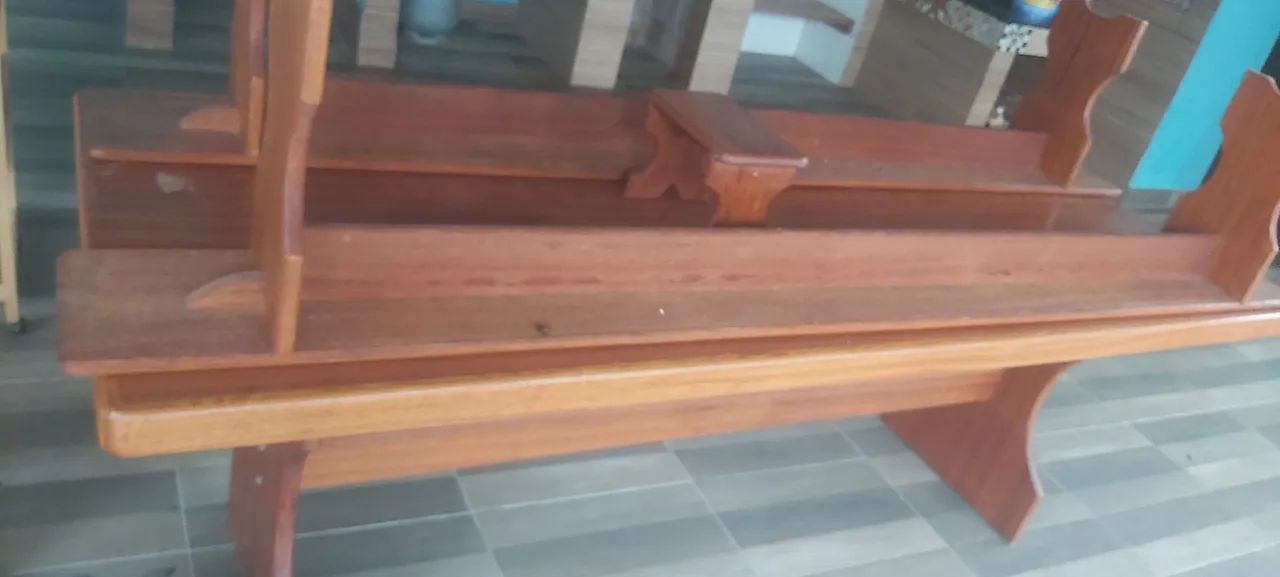 Vendo mesa de angelim  com dois bancos  em excelente  estado  .