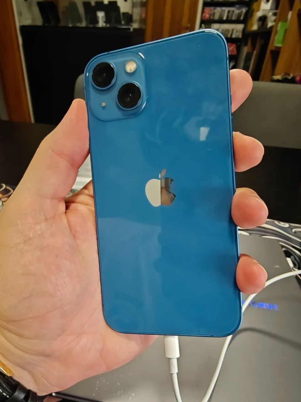 iPhone 13 com detalhe