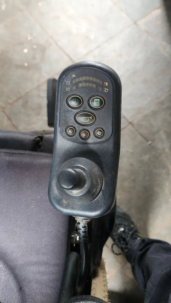 Cadeira de rodas motorizada - Foto 2