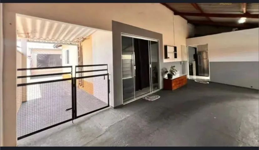 Casa com 2 Quartos e Ótimo Espaço Interno