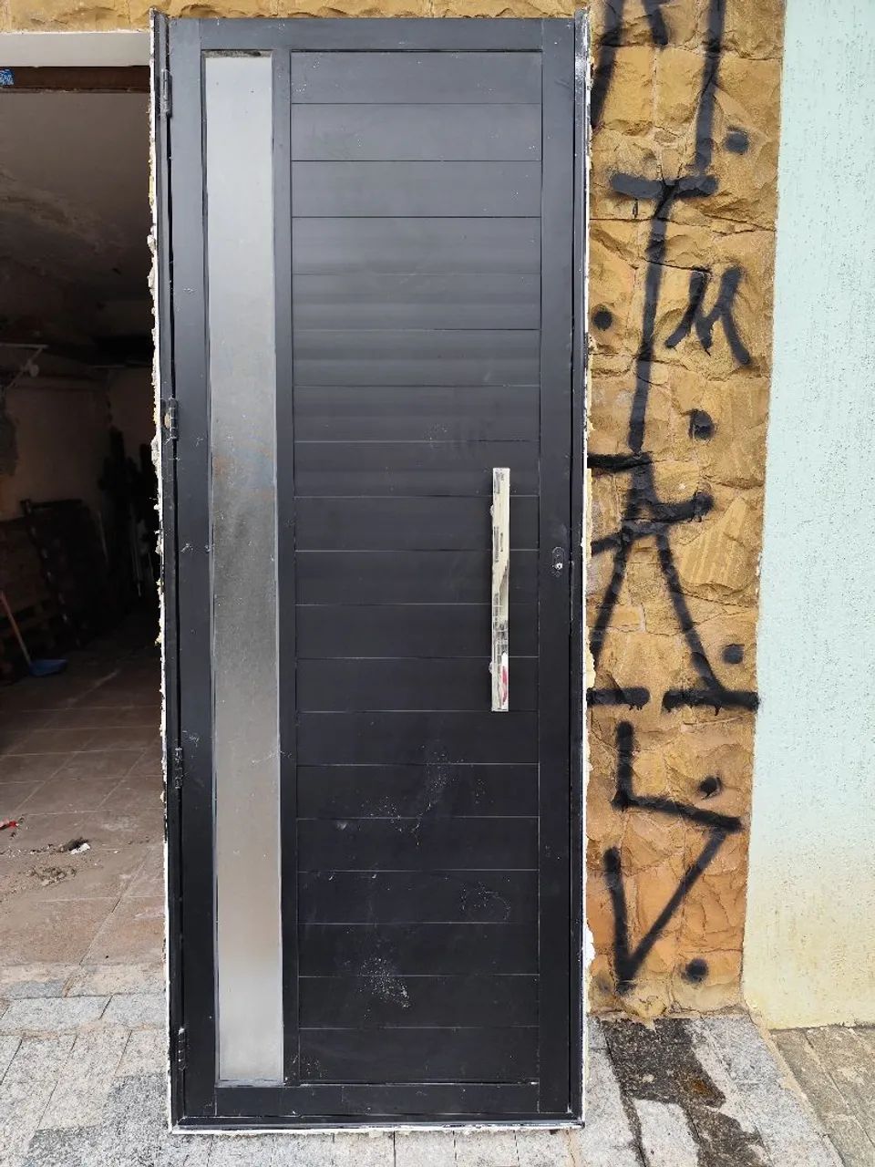 Porta de alumínio preta com visor